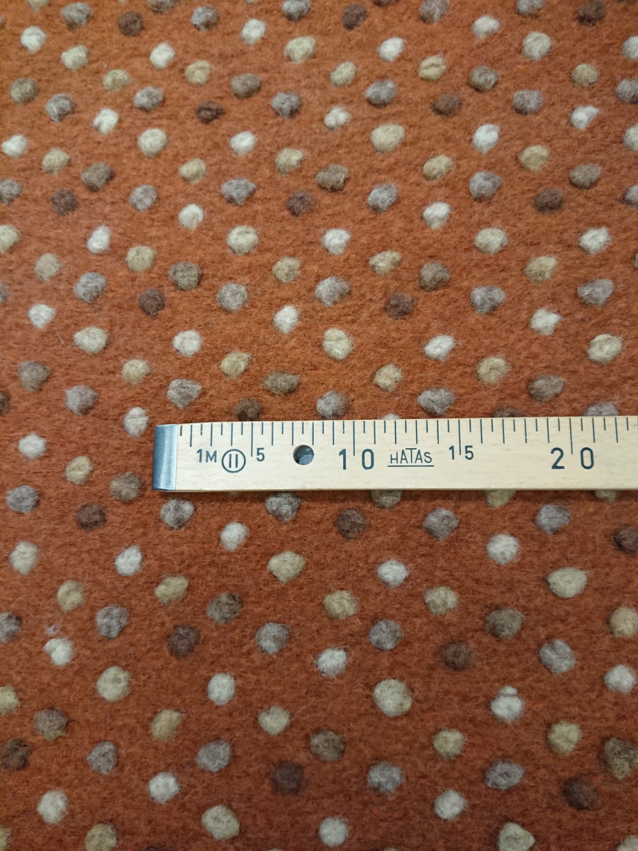 Mantelstoff rostrot m braunen Noppen