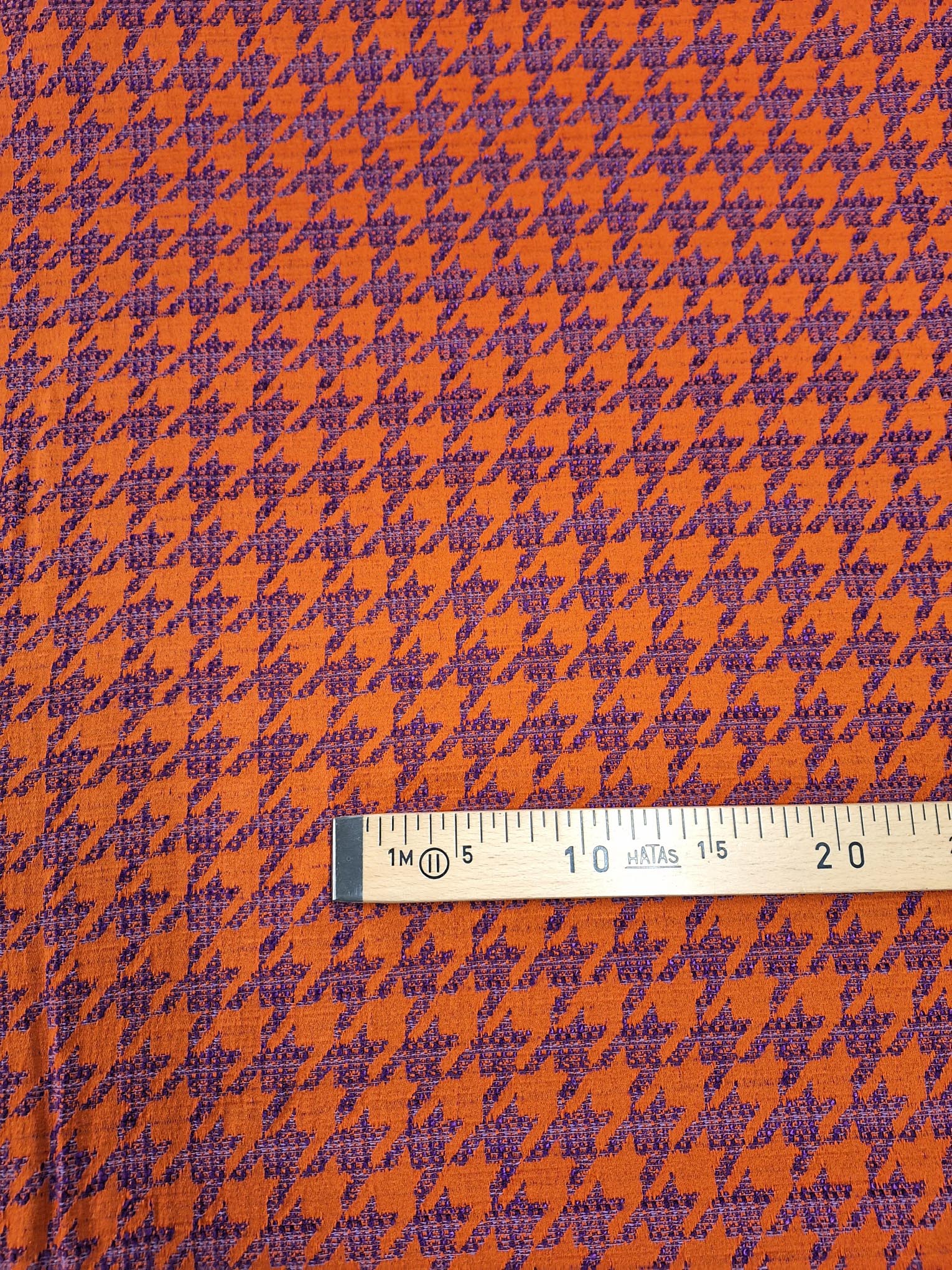 Jackenstoff orange mit violetten Muster