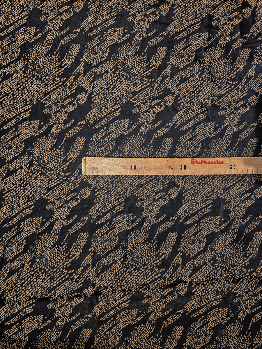 VI / PES d'braun mit beigen Punkten