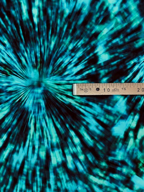 VI Krepp h blau m grün/schw Batikmuster