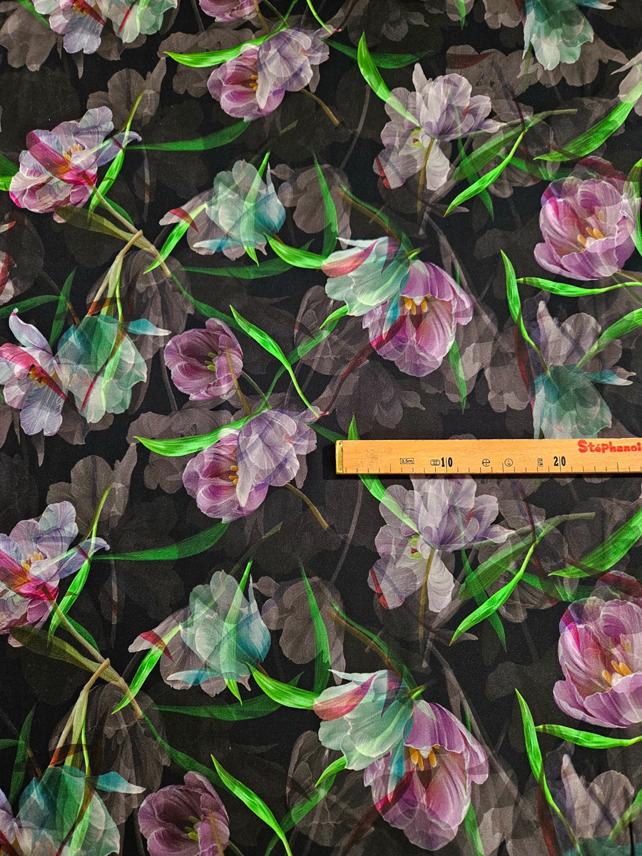 VI crepe schwarz m grossen violetten Blumen