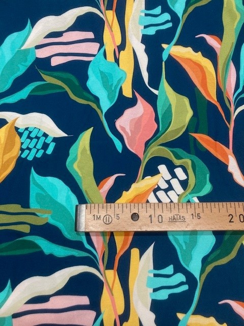 Polo-Stoff blau mit Blüten