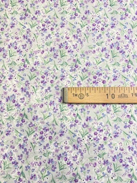 BW weiss mit lila Bumenstickerei